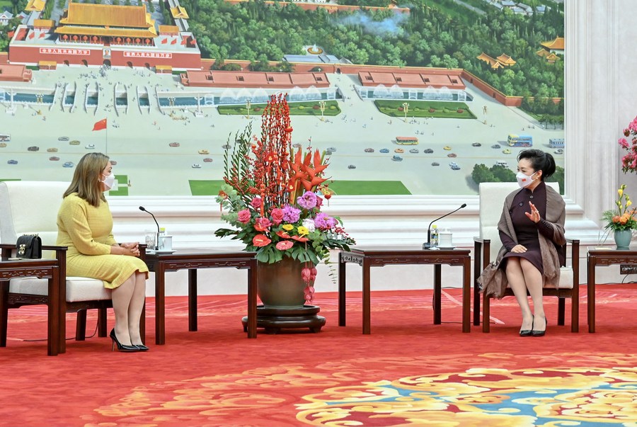 Peng Liyuan, wife of Chinese President Xi Jinping, meets with Maria de Lourdes Alcivar, first lady of Ecuador, in Beijing, capital of China, Feb. 5, 2022. (Xinhua/Xie Huanchi)