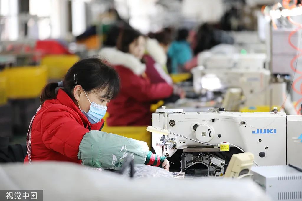 2022年2月7日，湖南省永州市，工人忙着生产出口海外的运动包。