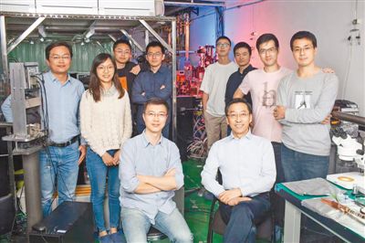 　　2021年，张杰（前右）和他带领的超快电子衍射团队在实验室中合影。资料照片