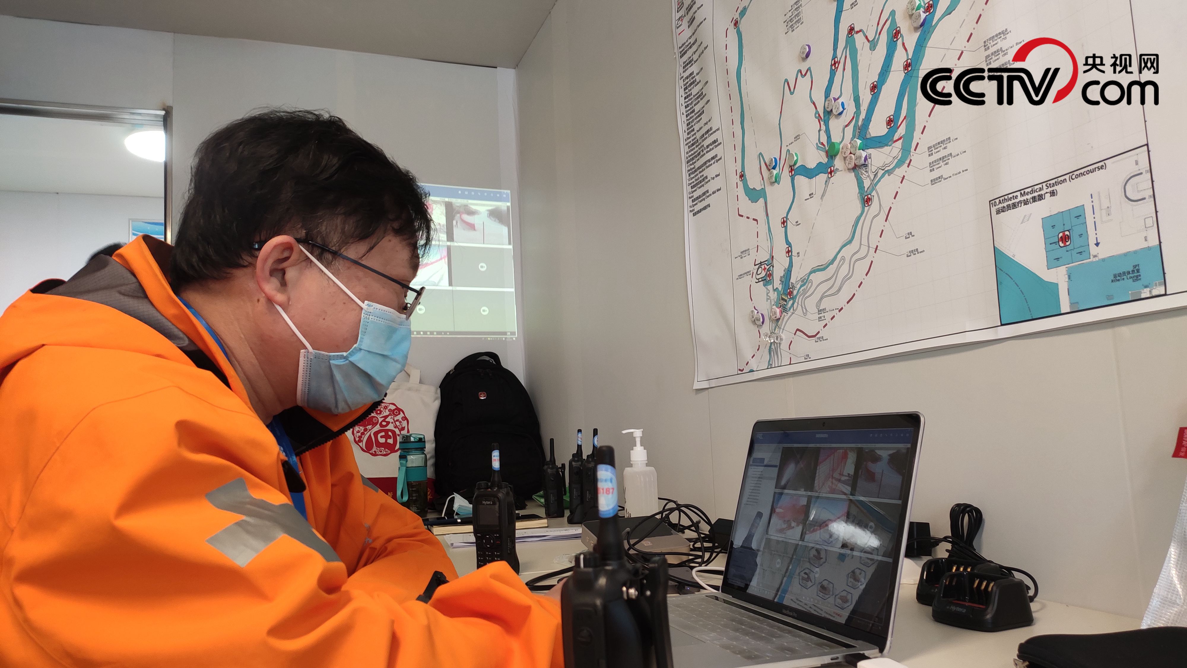 （工作中的袁强 受访者供图）