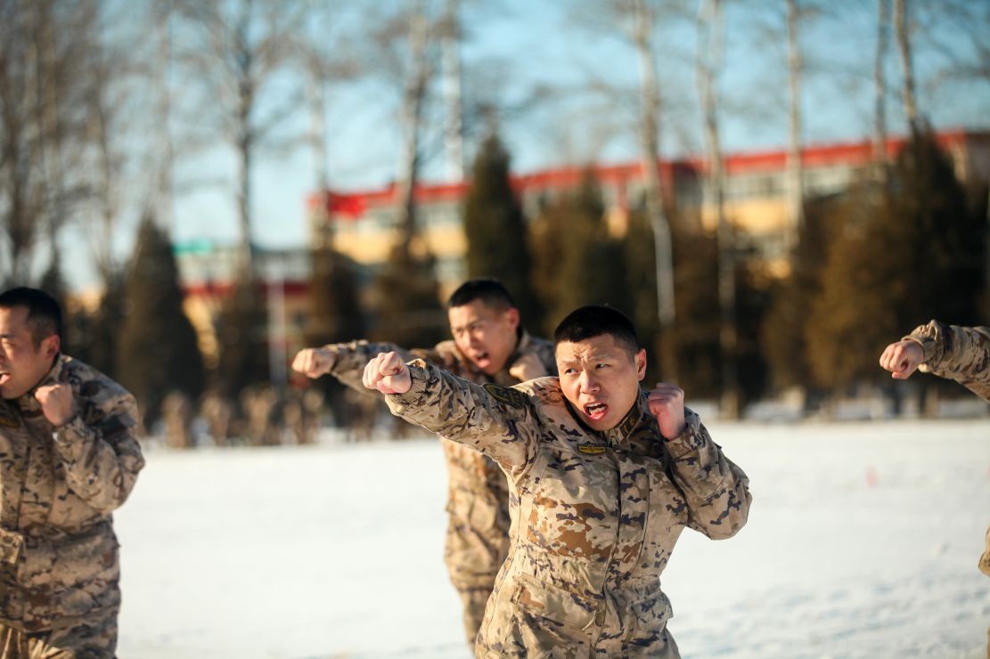 冬训砺兵气势如虹直击武警官兵雪天训练现场