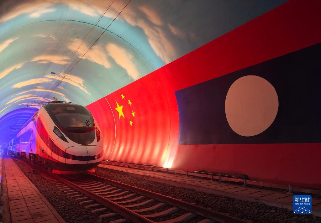2021年10月15日，“澜沧号”动车组通过中老友谊隧道内的两国边界。新华社发（曹安宁摄）