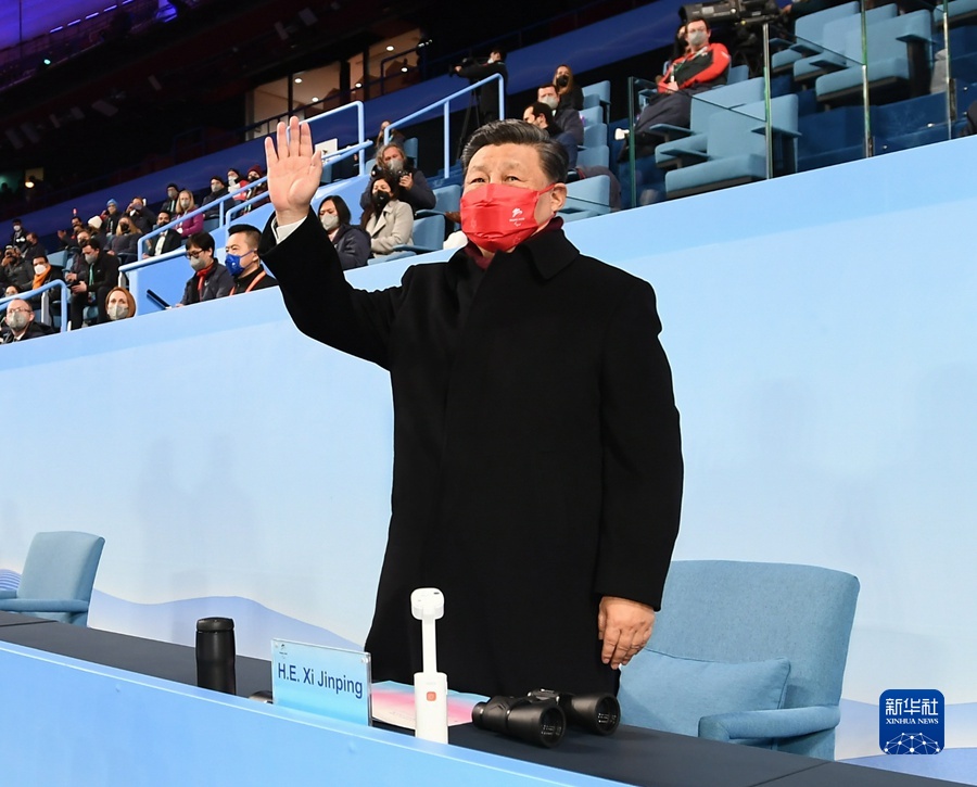 　　3月13日晚，北京2022年冬残奥会闭幕式在国家体育场隆重举行。这是国家主席习近平在主席台上向大家挥手致意。新华社记者 谢环驰 摄