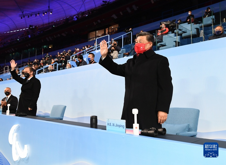 　　3月13日晚，北京2022年冬残奥会闭幕式在国家体育场隆重举行。这是国家主席习近平同国际残奥委会主席帕森斯在主席台上向大家挥手致意。新华社记者 谢环驰 摄