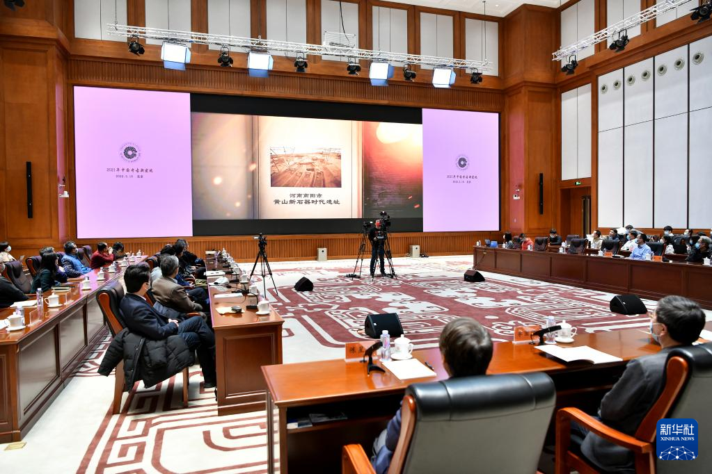 3月18日，在“中国社会科学院考古学论坛·2021年中国考古新发现”上，参会人员观看宣传视频。