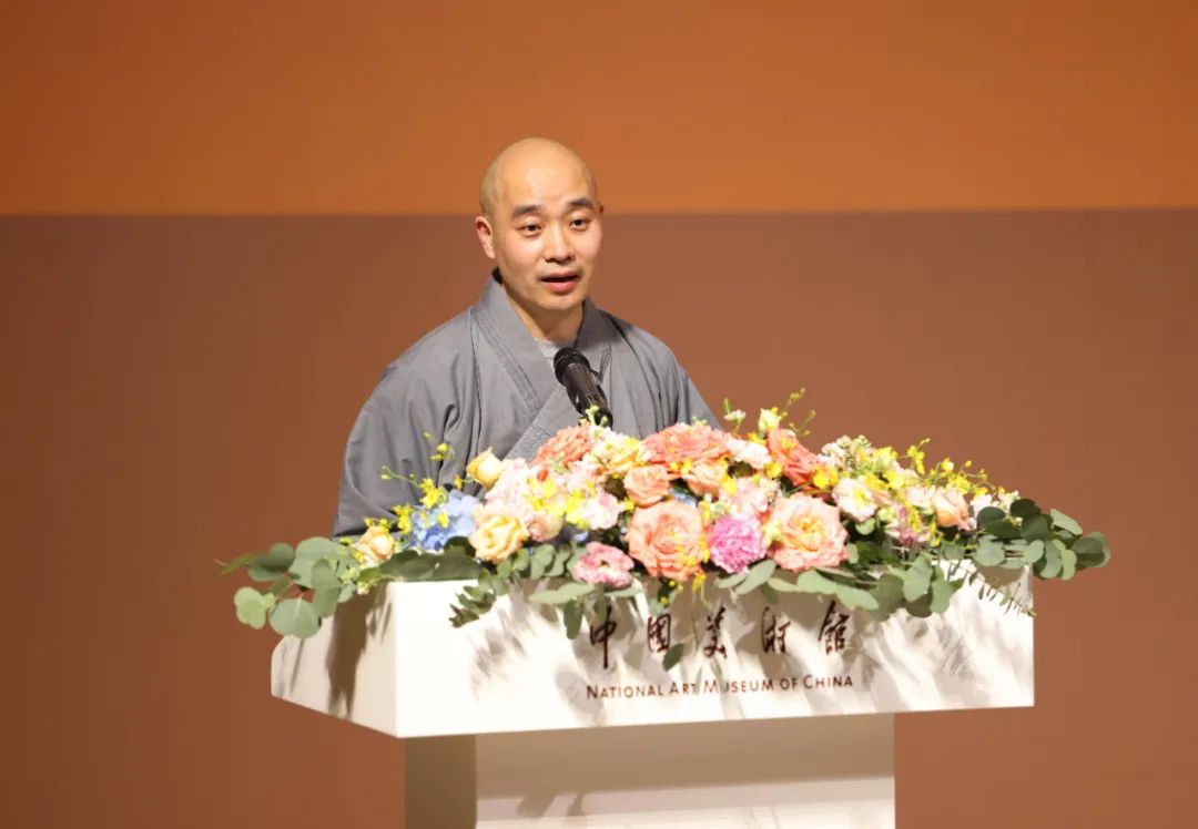 中国佛教协会副会长宗性法师宣读日本佛教界友好组织和人士贺信贺辞
