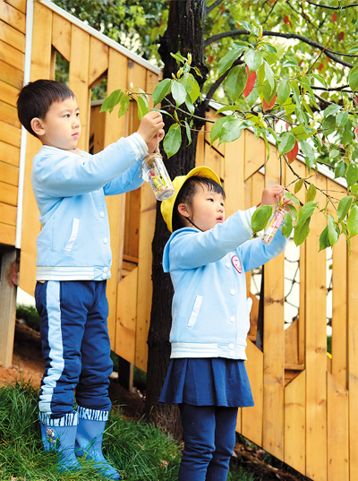 江西省吉安市遂川县龙泉幼儿园开展“我和小树共成长”主题活动。李书哲 摄（人民图片）