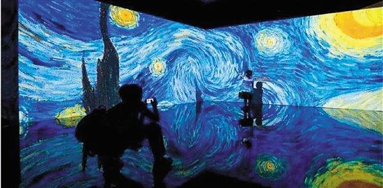 梵高《星夜》画作借助声光效果在多个巨幅宽荧幕上实现缓慢流动。（资料图片）