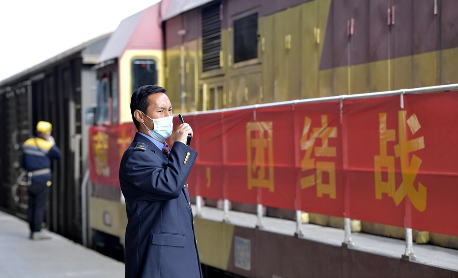 A staff member coordinates with his colleague a<em></em>bout the departure of a freight train at a freight station in Lhasa, southwest China’s Tibet Auto<em></em>nomous Region, April 10, 2022. (Xinhua/Zhang Rufeng)