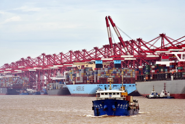 截至目前，上海港船舶在港、在泊时间有所改善。摄影/章轲