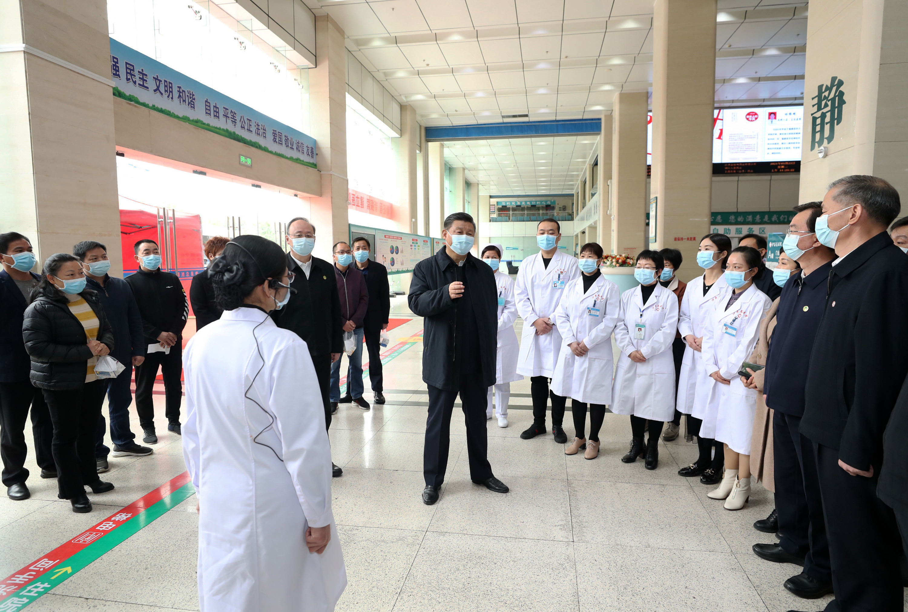 2021年3月23日，習近平總書記在福建省三明市沙縣總醫院住院樓一層大廳，同醫護人員、患者親切交流。