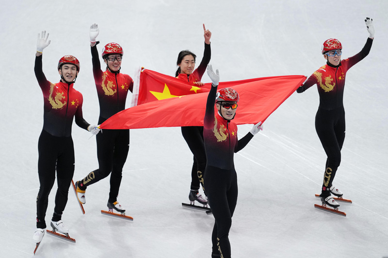 2022年2月5日，在首都体育馆举行的北京2022年冬奥会短道速滑项目混合团体接力决赛中，中国队夺得冠军。