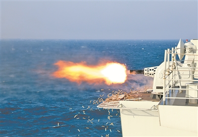 舰炮进行实弹射击。