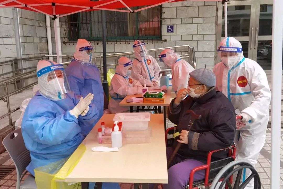 They shine the "epidemic" line with the spirit of model workers.