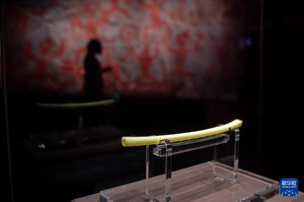 这是5月18日在“龢：音乐的力量——中国早期乐器文化”展上拍摄的展出文物贾湖骨笛。