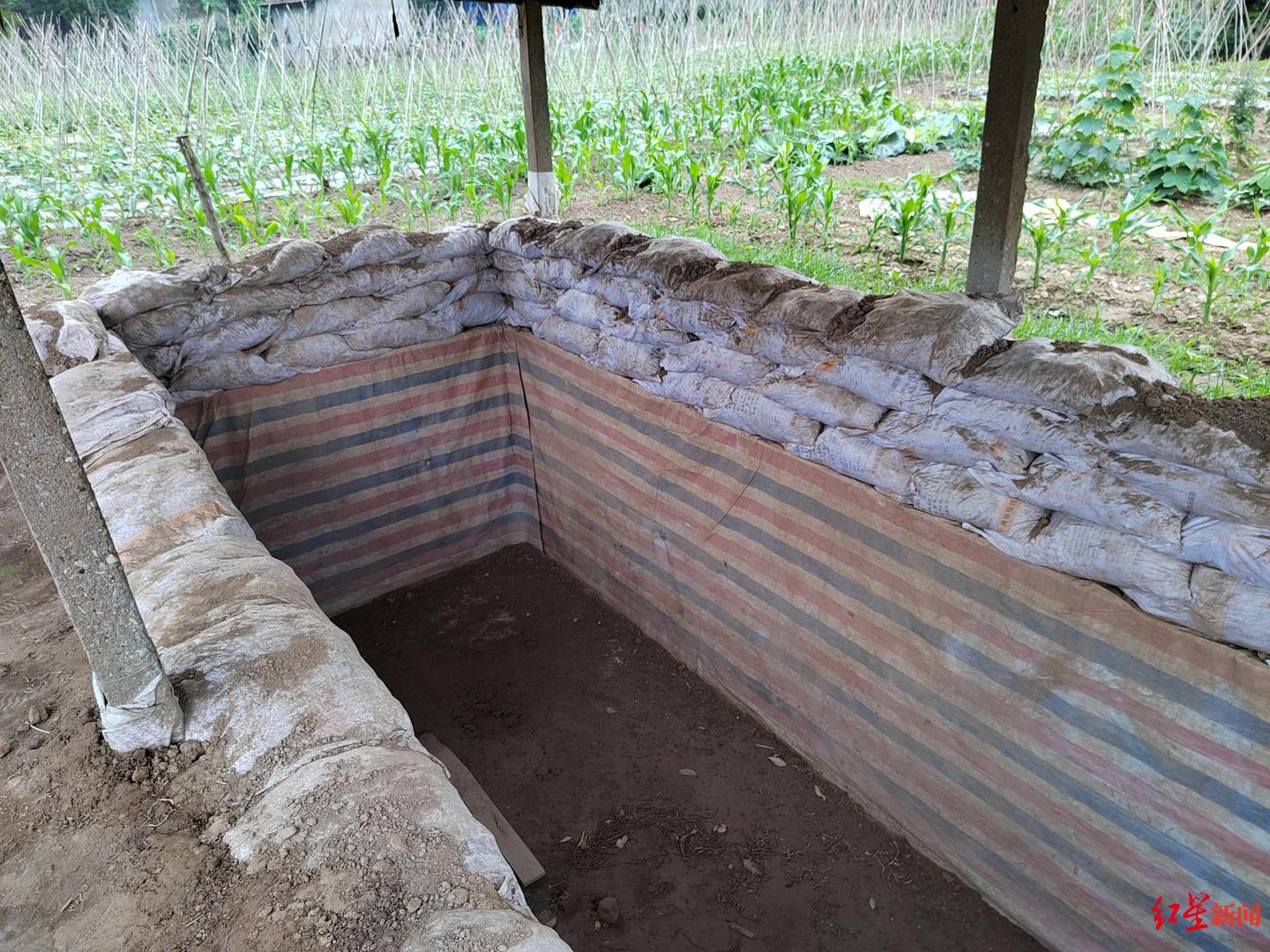 插旗镇村民之前建造的小型腌制池，用来制作酸豆角