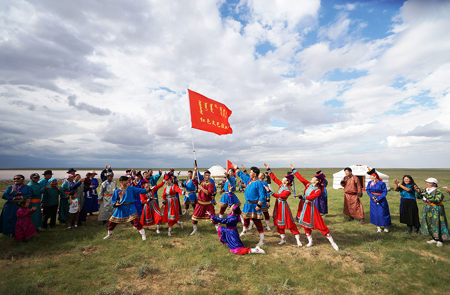 內蒙古蘇尼特右旗烏蘭牧騎隊員到牧區演出。