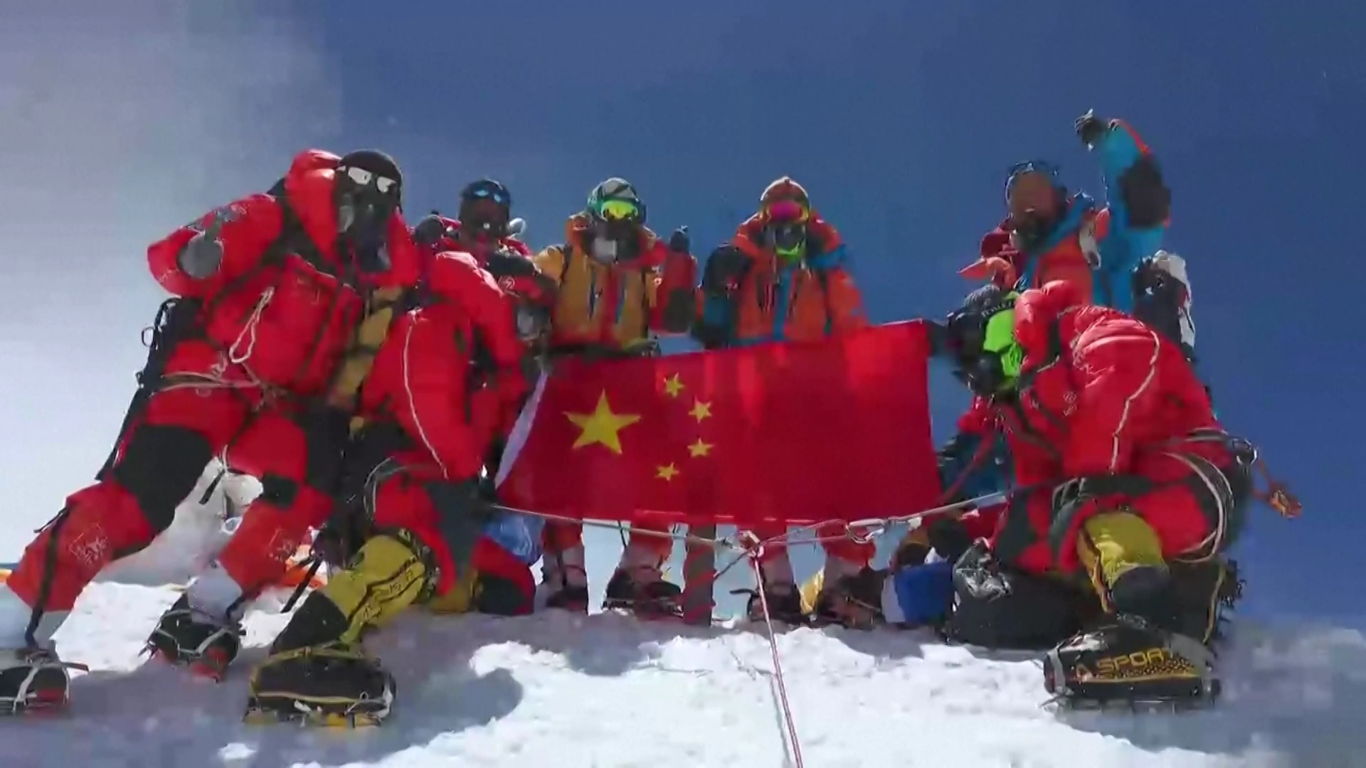 △2022年5月4日，我国珠峰科考队员成功登顶珠穆朗玛峰。中国珠峰科考首次突破8000米以上，并架设了世界海拔最高的自动气象站。