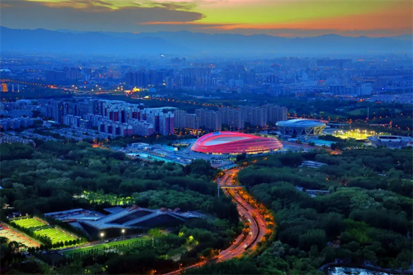 国家速滑馆又称为“冰丝带”，位于北京市朝阳区，是北京2022年冬奥会北京主赛区标志性场馆、唯一新建的冰上竞赛场馆。覃世明 摄