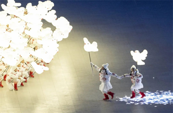 2月4日晚，第二十四届冬季奥林匹克运动会开幕式在北京国家体育场举行。这是开幕式上的“雪花”环节。陶冉 摄