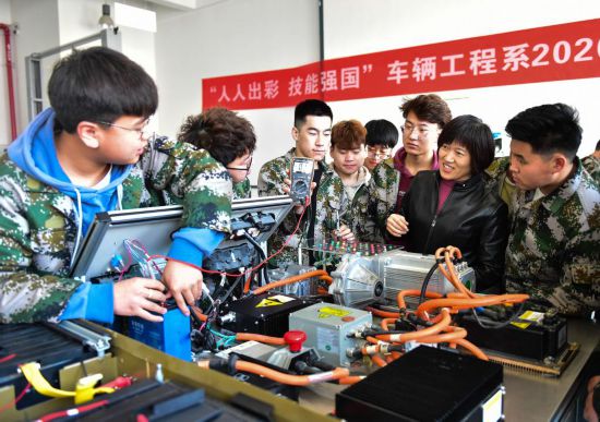 2021年4月16日，在山西工程科技职业大学，老师在指导学生进行电池检测。新华社记者 柴婷 摄