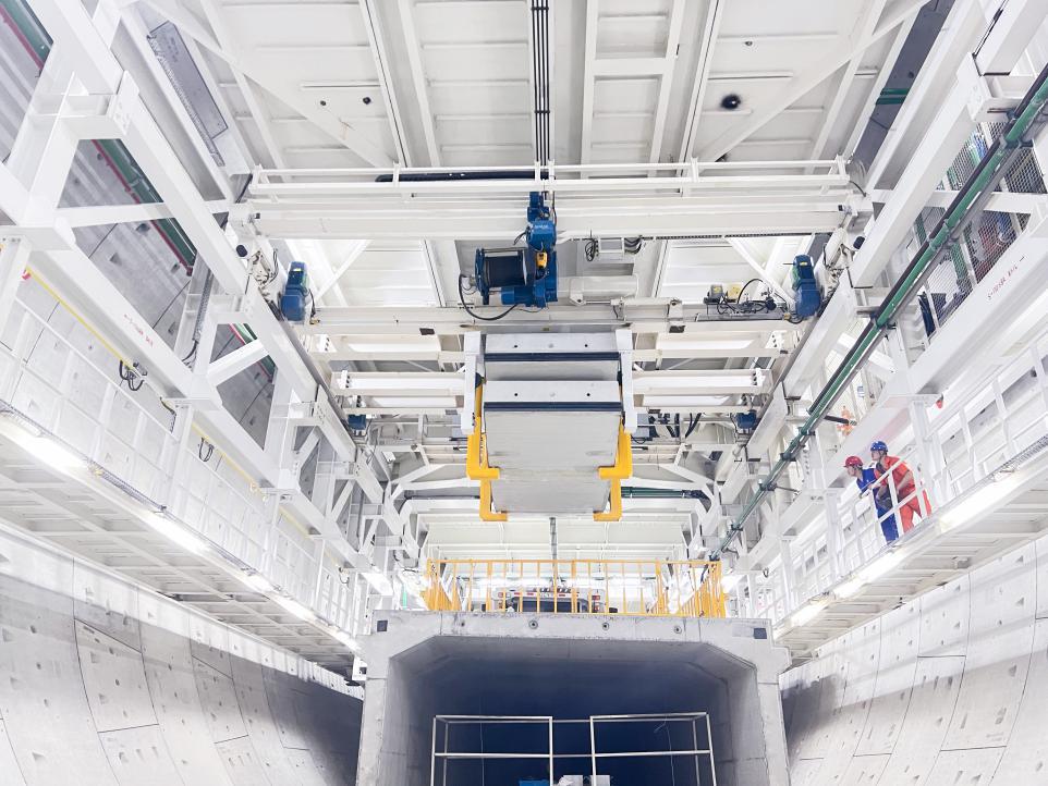 操作人员进行吊装管片（中铁十四局大盾构公司供图）