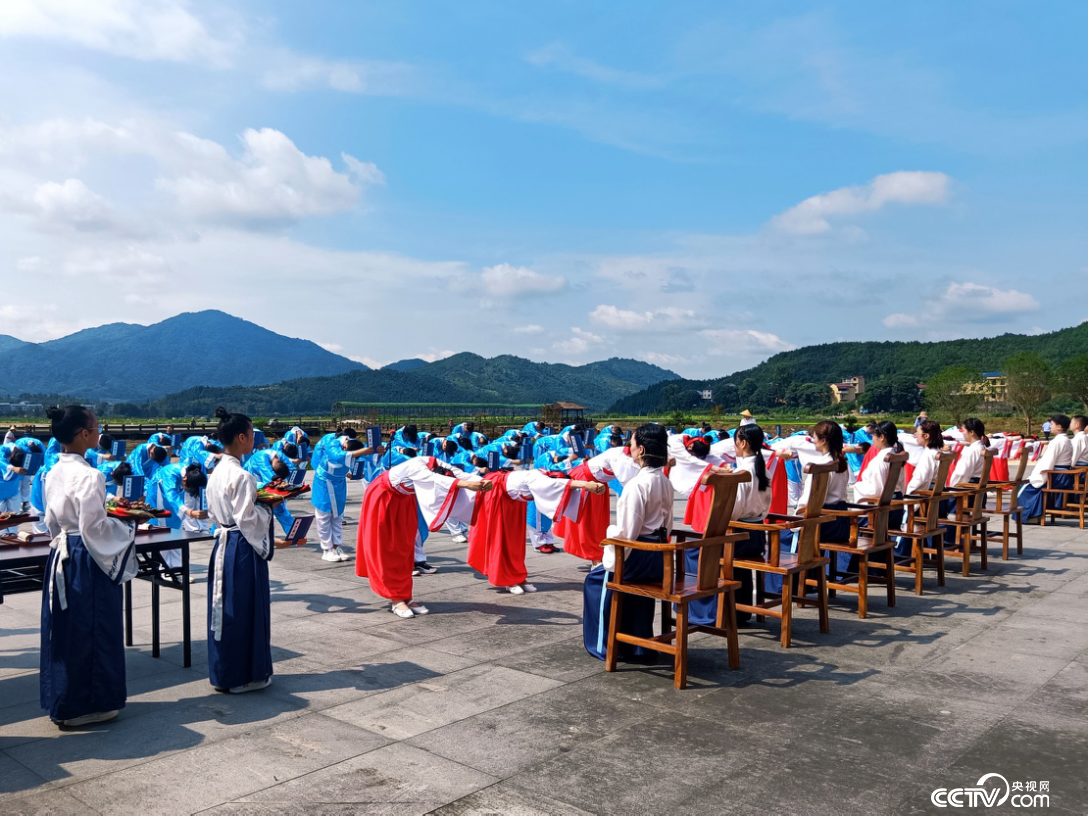 学生们致鞠躬礼、呈敬师帖、行释菜礼、诵经典文，缅怀中华先贤，表达尊师心声，弘扬尚学之道。