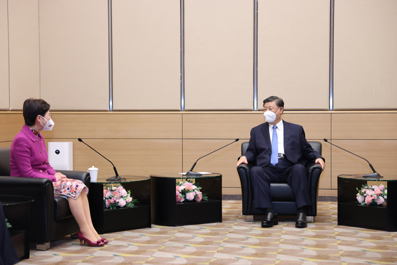 6月30日下午，国家主席习近平在香港会见香港特别行政区行政长官林郑月娥。新华社记者 刘彬 摄