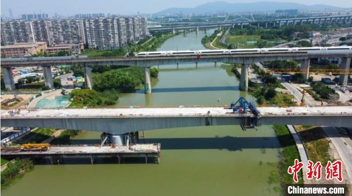 南沿江城际铁路跨秦淮河特大桥连续梁顺利合龙
