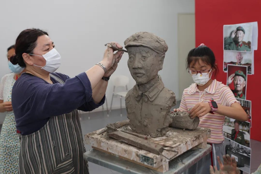  中国美术馆雕塑创作班成员、雕塑家周思旻现场创作郝毅像