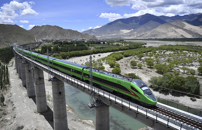 2022年6月22日，復興號列車行駛在西藏山南境內。