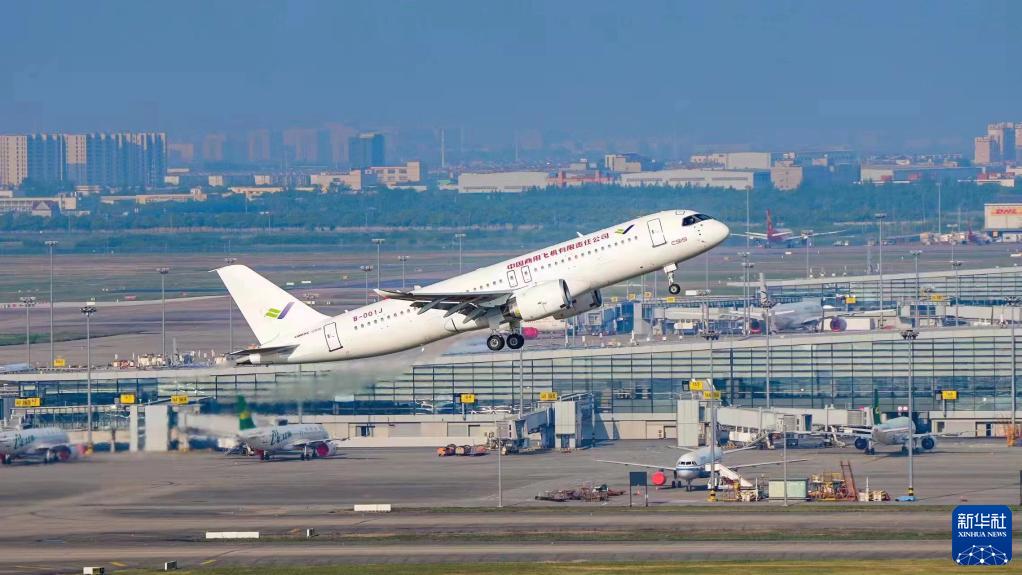 　　2022年5月14日6时52分，编号为B-001J的C919大飞机从上海浦东机场第4跑道起飞，于9时54分安全降落，标志着中国商飞公司即将交付首家用户的首架C919大飞机首次飞行试验圆满完成。
