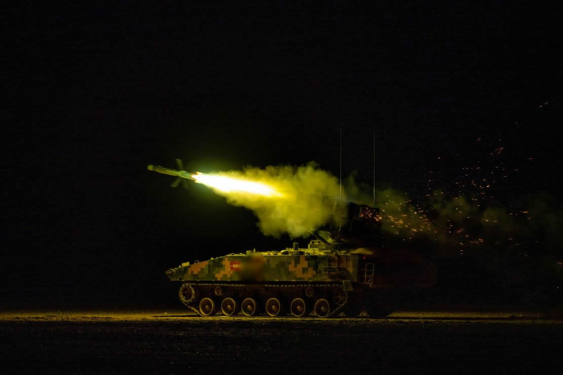 某型反坦克导弹夜间射击