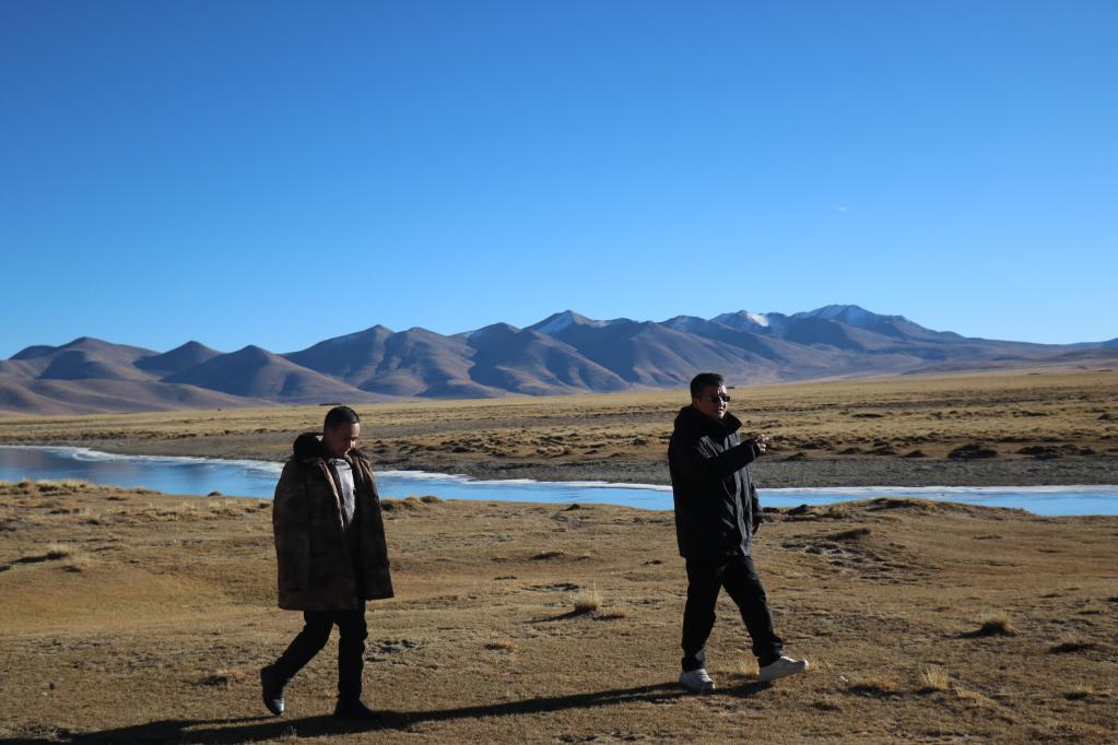 王军强（右）在申扎县巴扎乡查藏藏布巡河。