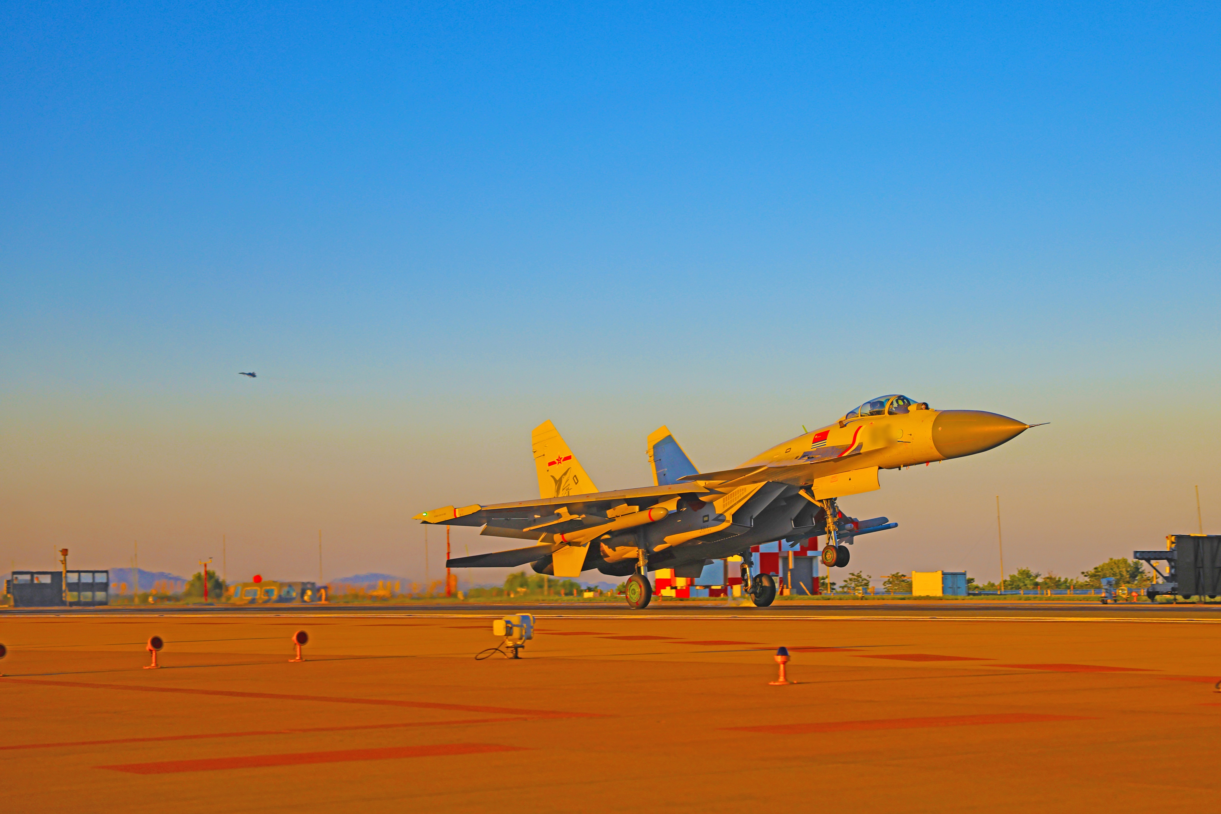 飞鲨振翅啸海天海军航空大学某基地开展高强度多课目飞行训练