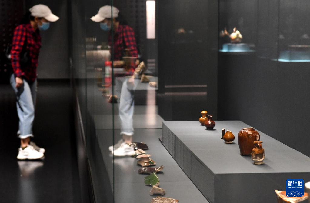 8月30日，参观者在郑州大象陶瓷博物馆内观看展品。新华社记者 李安 摄