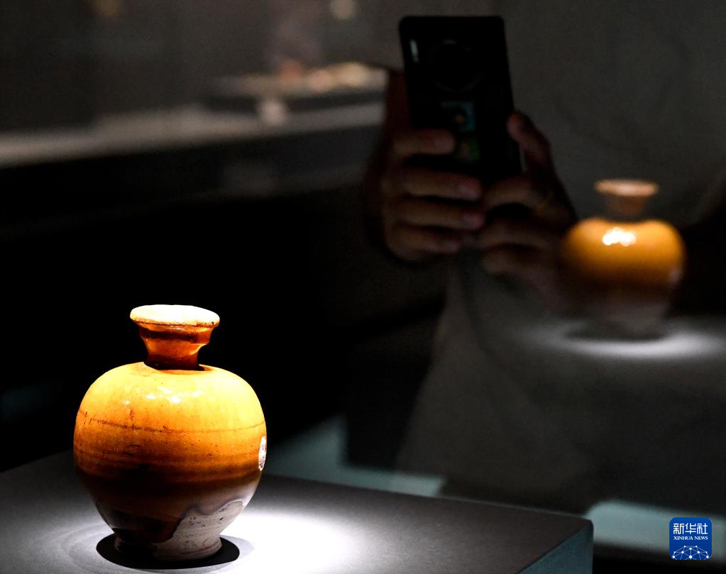 8月30日，参观者在郑州大象陶瓷博物馆内拍摄展品。新华社记者 李安 摄