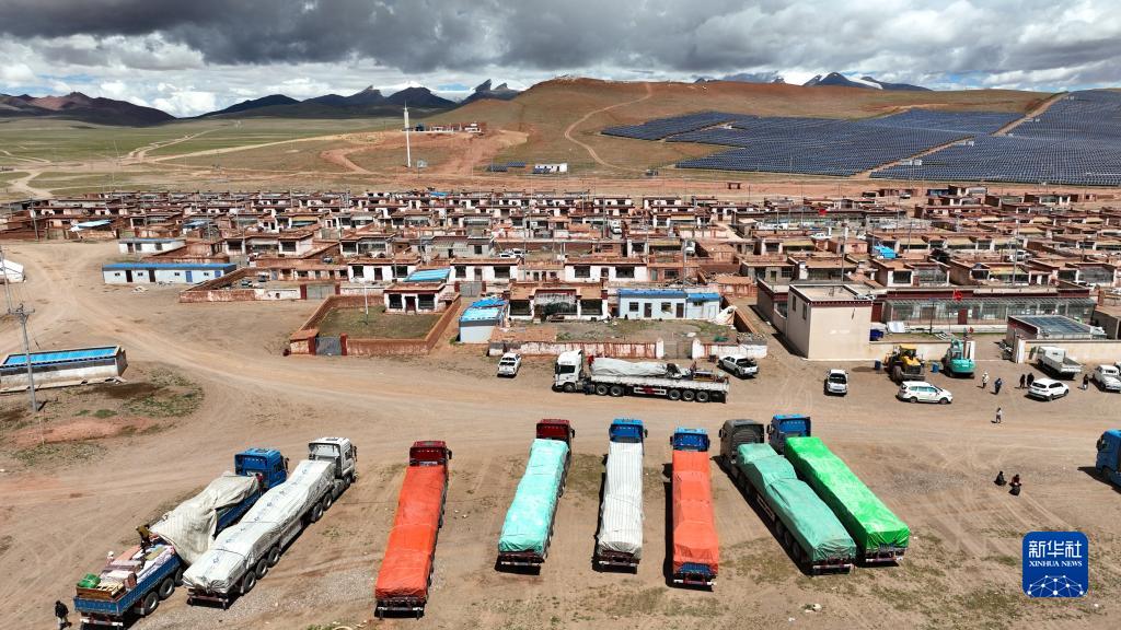 在西藏那曲市双湖县多玛乡仲鲁玛村，运输家具的货车整装待发（2022年7月13日摄，无人机照片）。