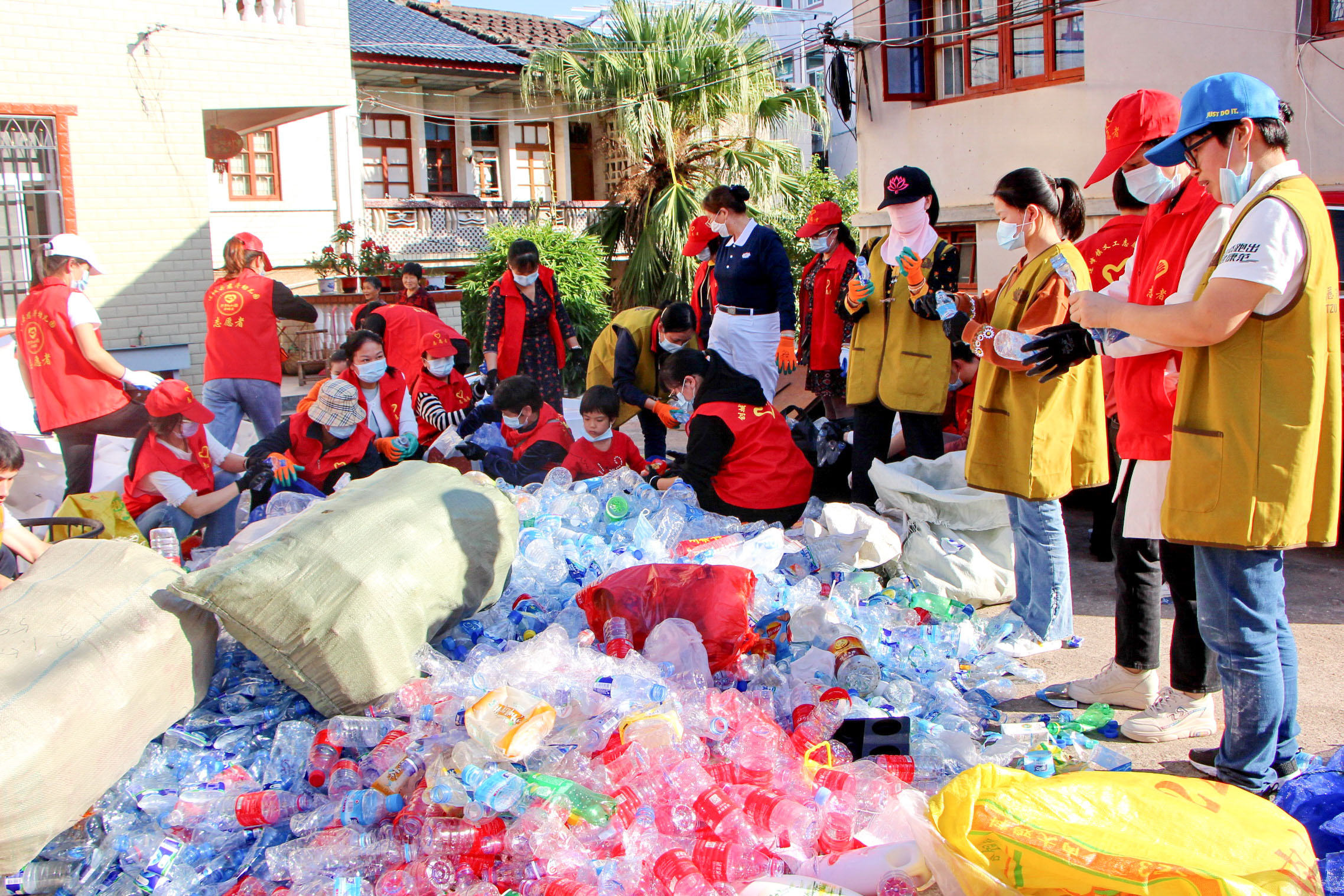 志愿者开展有用垃圾回收、倡导生态文明行动