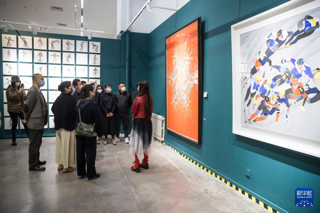 10月30日，参观者在北京服装学院观看美术作品展。新华社记者 郭昱 摄