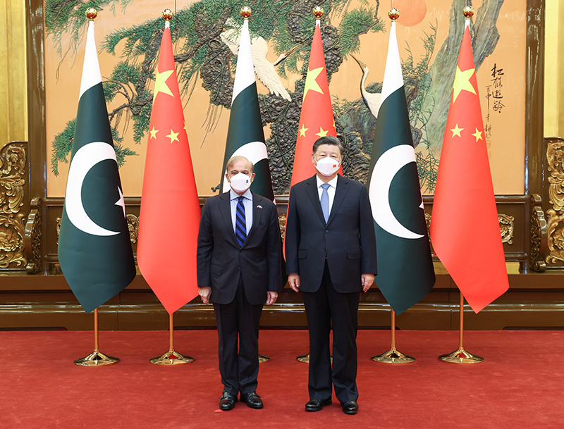 11月2日上午，国家主席习近平在北京人民大会堂会见来华进行正式访问的巴基斯坦总理夏巴兹。