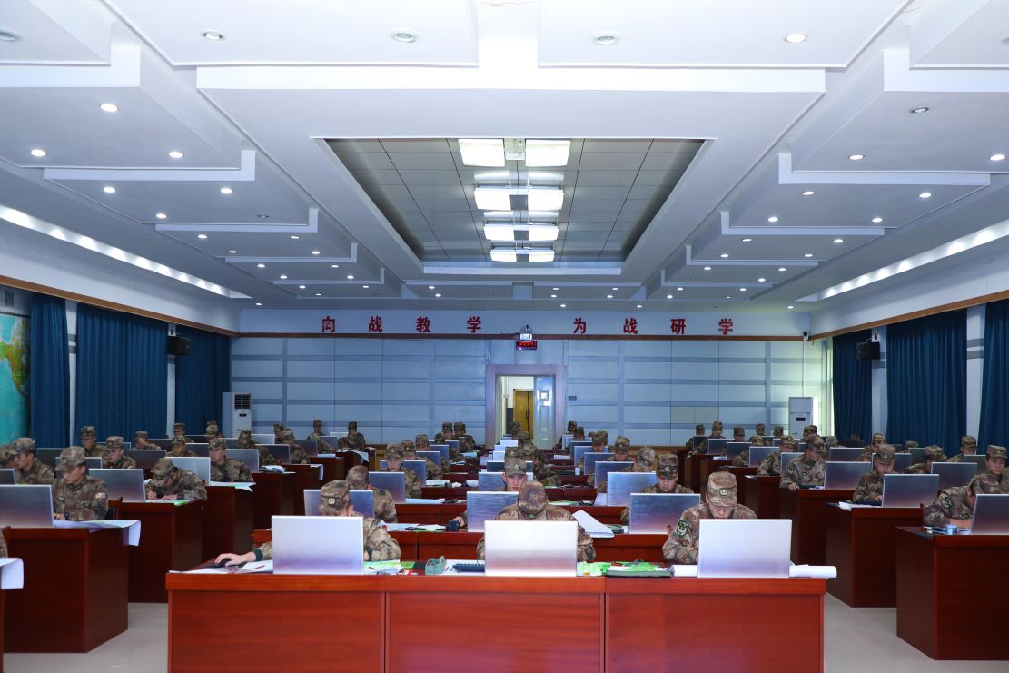 部分直属单位和集团军部队的70余名参训学员在战术作业室内整装待发