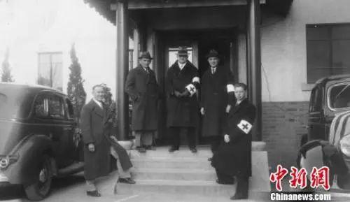 1937年，南京安全区国际委员会成员合影。右二为约翰&middot;马吉，中为约翰&middot;拉贝。