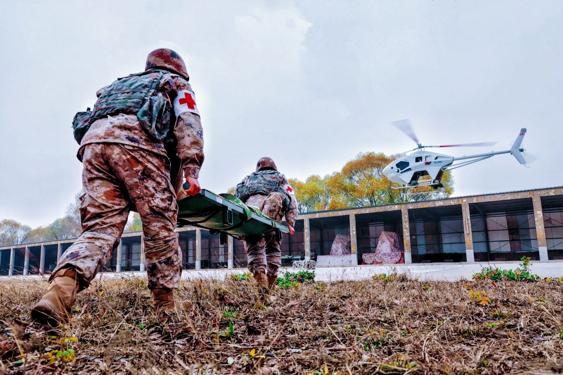 图为无人救护直升机后送伤员