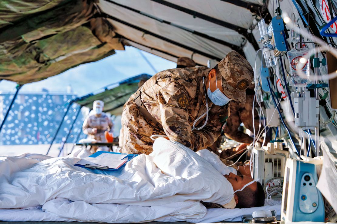 图为重伤救治组监护伤员病情