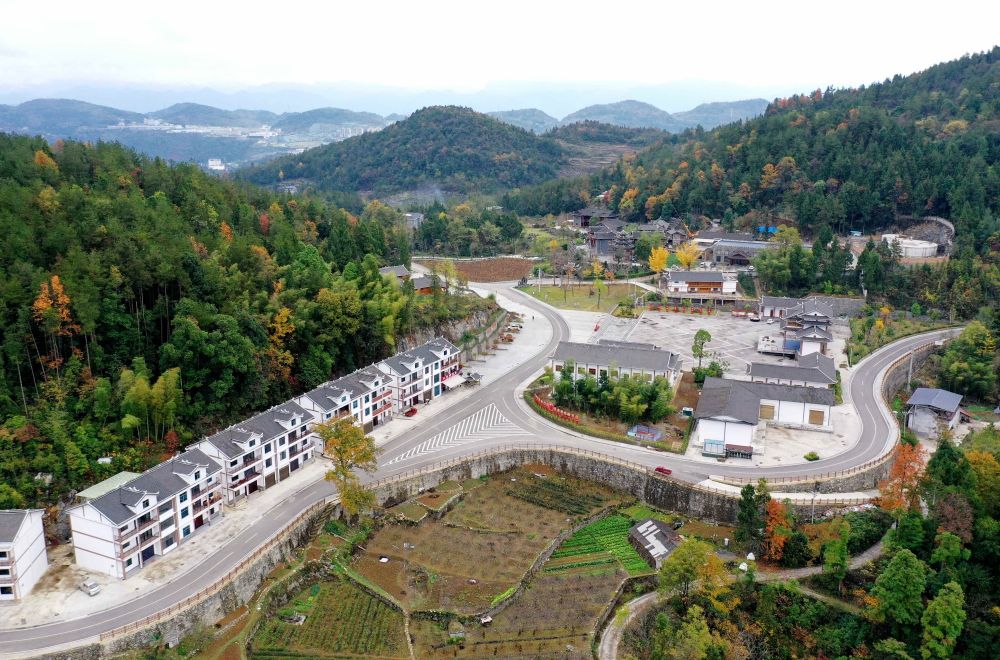 　　这是湖北省宣恩县椒园镇黄坪村的山间公路和民居（2022年11月24日摄，无人机照片）。
