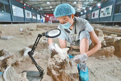 考古工作者在湖北学堂梁子遗址工作。图由国家文物局提供
