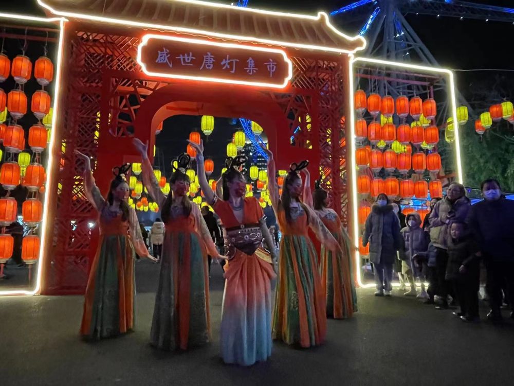 Jinjiang Paradise created the "prosperous Tang Lantern Fair". (Photo courtesy of the interviewee)