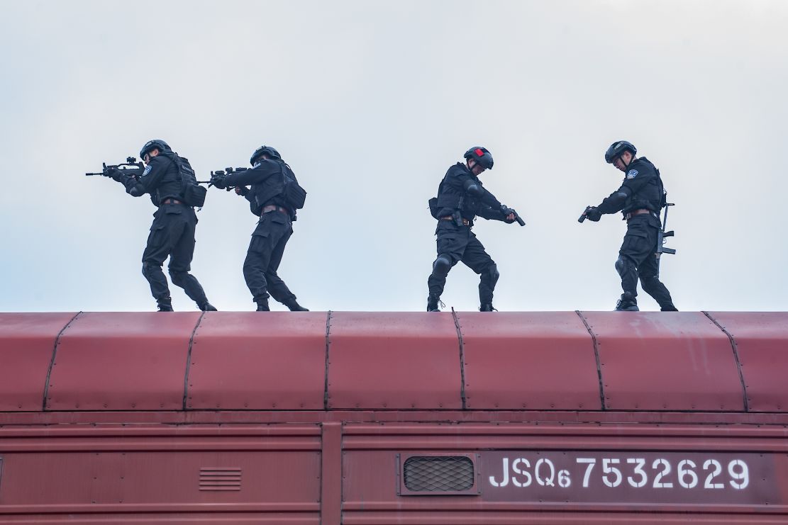 特警队员从车顶向目标发起突击