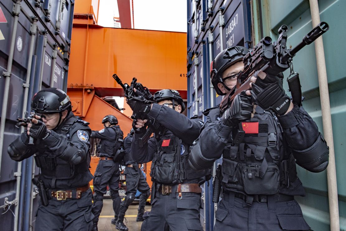 特警队员交替掩护搜索目标